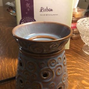 Full size Scentsy Lisbon warmer with five wax bar packages